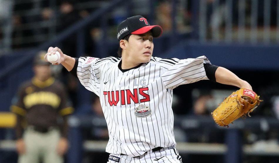 [KBO 뉴스] '임찬규 첫 PS 선발승' LG, KT에 7-2 역전승...승부는 원점으로