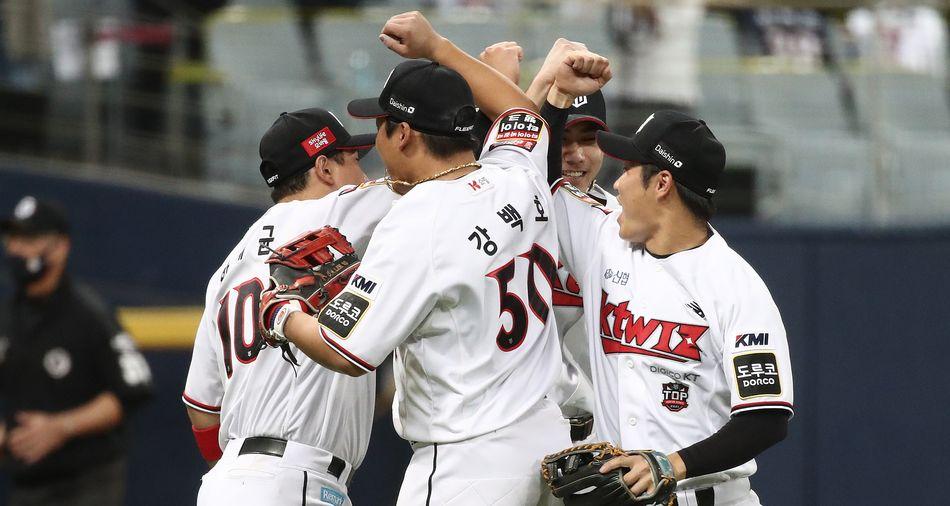 [KBO 뉴스] '김민혁 끝내기 홈런' KT, 두산에 짜릿한 승리...5강 불씨 살려