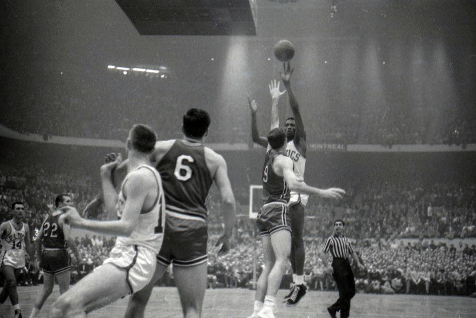 1957년 NBA 파이널에서 슛을 쏘는 빌 러