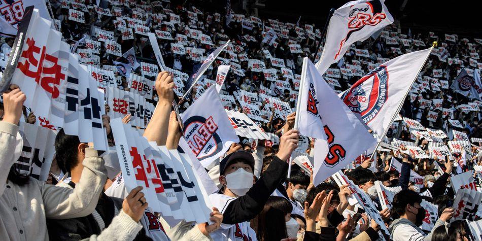 응원하는 두산베어스 팬들
