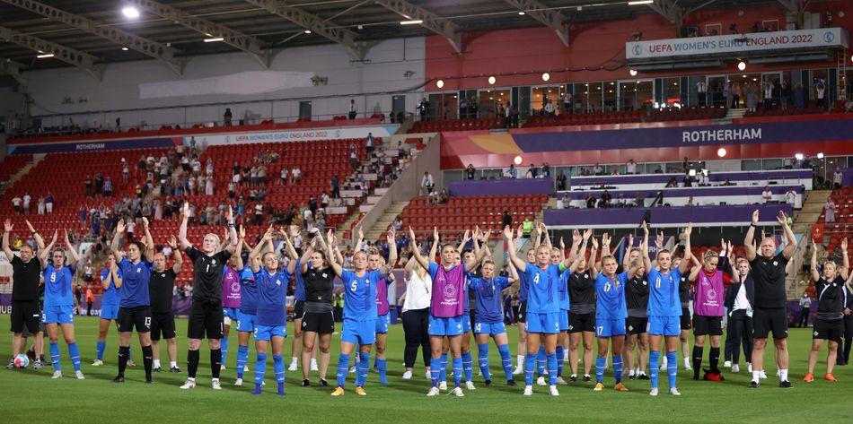경기 후 관중들과 박수를 주고받는 아이슬란드 선수들
