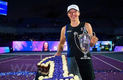 [테니스 뉴스] 시비옹테크 WTA 파이널스 우승...2개월 만에 랭킹 1위 탈환