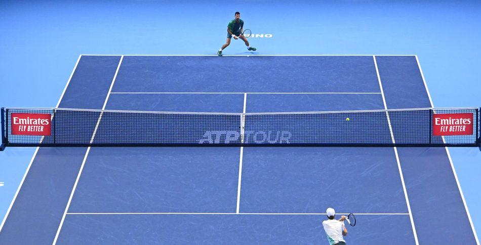 ATP 파이널스 경기에 나선 노박 조코비치(위)와 야닉 시너(아래)