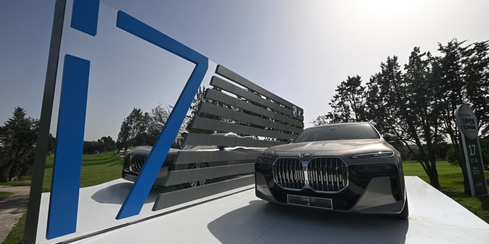 대회장 앞에 홀인원 경품인 BMW 승용차가 전시돼 있다.